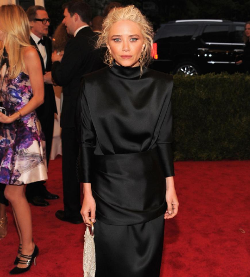 It-Girl Mary-Kate Olsen kam hochgeschlossen im schwarzen Kleid