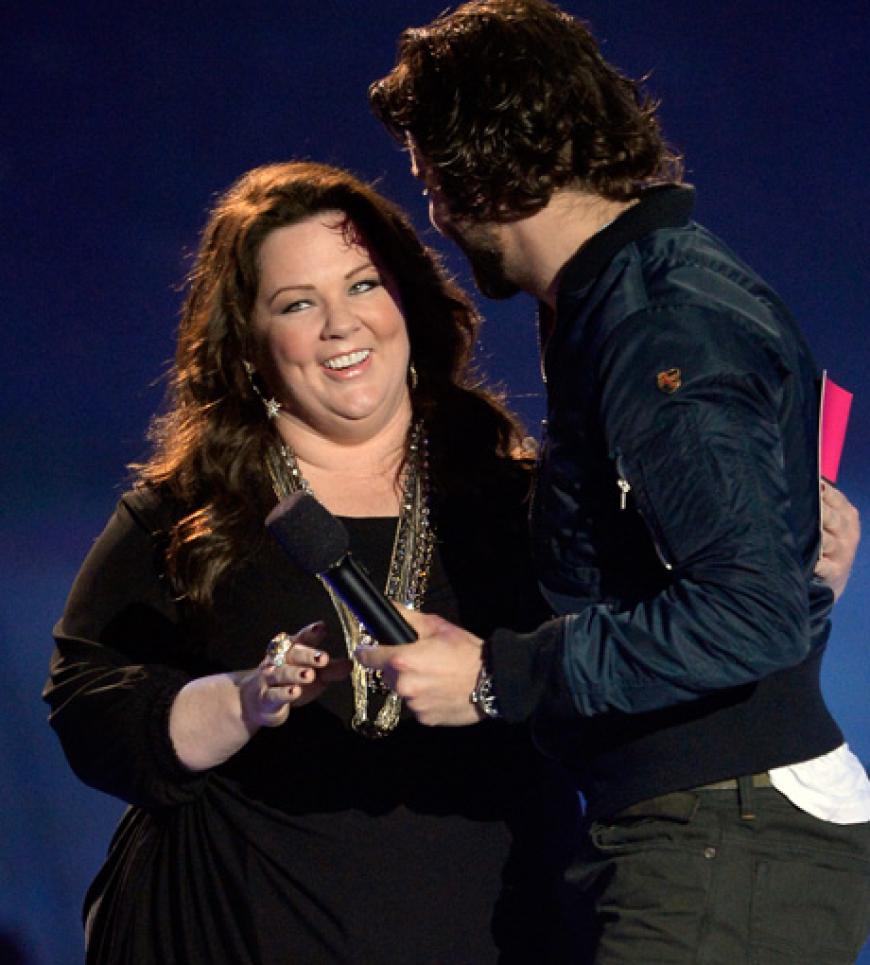 Verlegen: Comedian Melissa McCarthy überreichte Bradley Cooper eine Auszeichnung