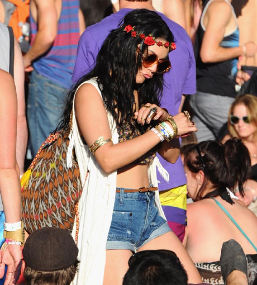Aber auch Vanessa Hudgens genießt die Sonne, die Musik und die entspannte Stimmung beim Coachella Festival, das an zwei Wochenenden im April stattfindet