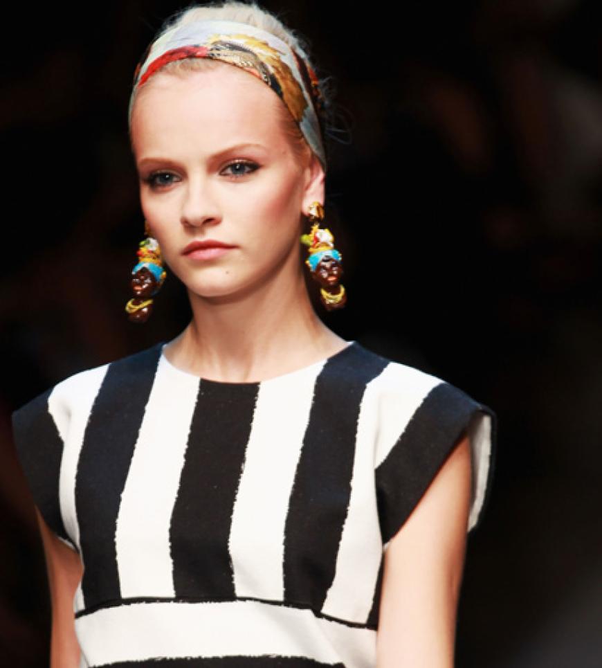 Dolce & Gabbana sorgten bei ihrer Runway Show S/S 2013 für südländisches Flair. Die Models trugen Streifen, dazu Folklore-Accessoires.