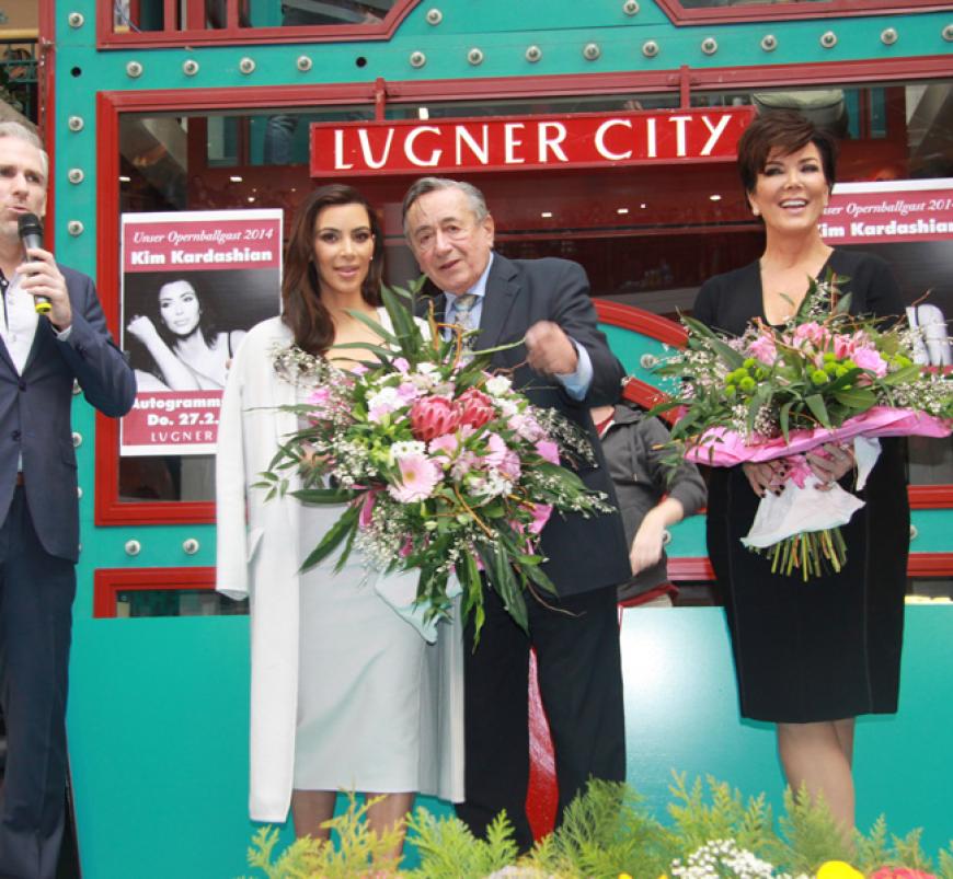 Jedes Jahr wählt Richard Lugner eine prominente Begleitung für die Tanzveranstaltung, vor Kim waren zum Beispiel schon Dita von Teese, Paris Hilton und Katie Price dabei