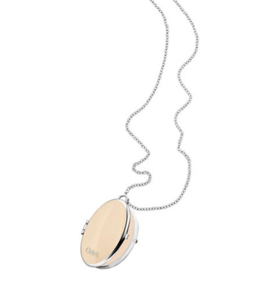 Im Inneren dieses romantischen Schmuckstückes steckt etwas ganz Duftendes. Klappt man das Medaillon auf, entdeckt man das Parfum von Chloé als transparente Lotion und einen kleinen Spiegel.