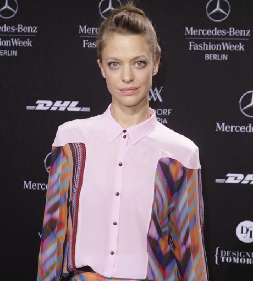 Schauspielerin Heike Makatsch trägt eine Bluse mit einer modernen Ethno-Interpretation von Lala Berlin.