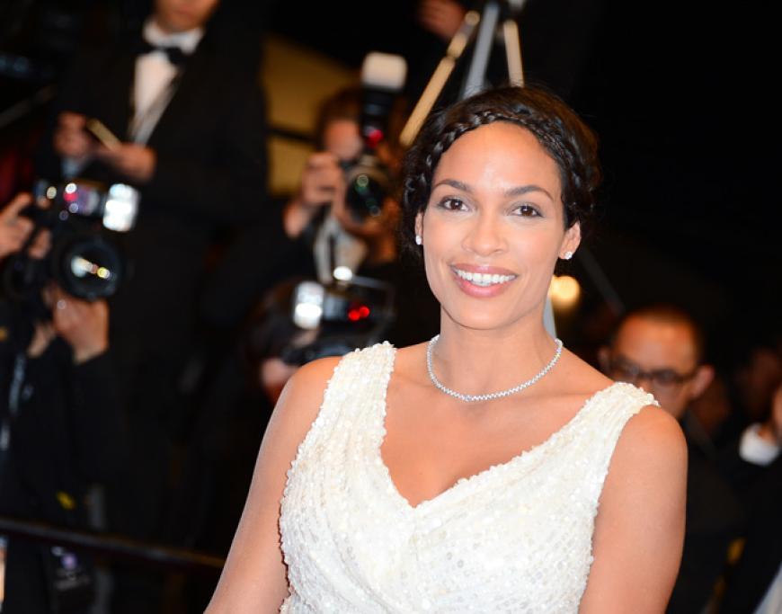 Rosario Dawson strahlte in weiß auf dem roten Teppich für