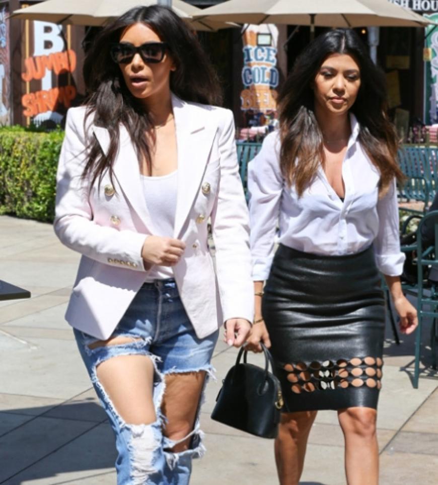 Kein Wunder, bei dieser Hose gibt Kim Kardashian freien Bilck auf ihre Orangenhaut