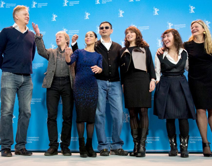 Die Internationale Jury der 63. Berlinale mit (l-r) Schauspieler Tim Robbins (USA), RegisseurAndreas Dresen (Deutschland), Regisseur Shirin Neshat (Iran), Jury-Präsident und Regisseur Wong Kar Wai (China /Hong Kong), Regisseur Susanne Bier(Dänemark) sowie Regisseur Athina Rachel Tsagari