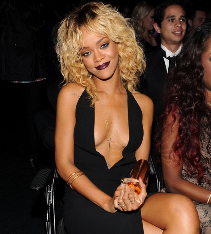 Viel Dekoletée zeigte sich RiRi bei den Grammys 2012. Heiß!
