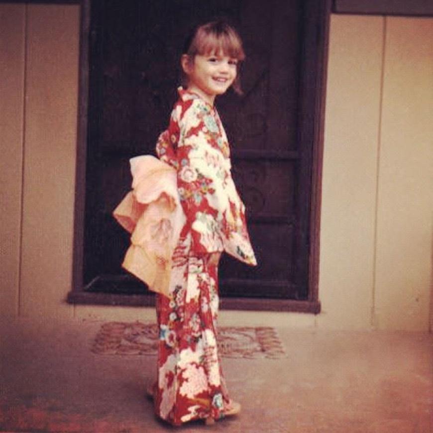 Welches kleine Mädchen lacht uns hier keck im Kimono an?