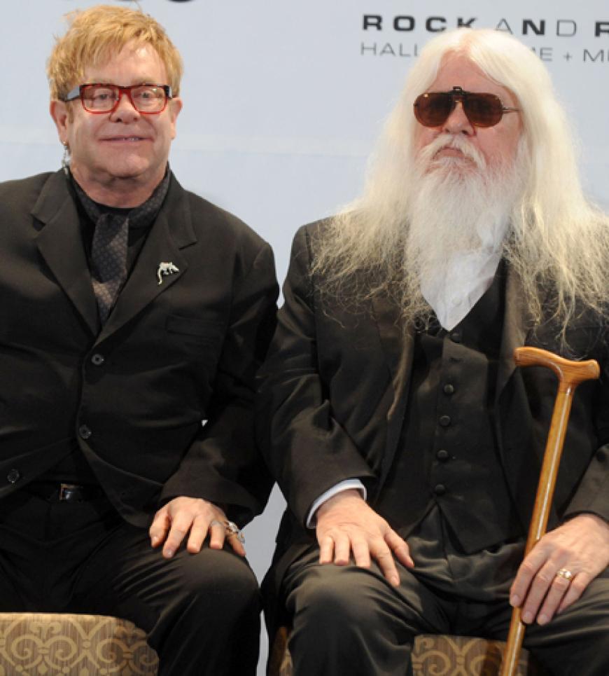Zwei coole Typen: Elton John posiert mit dem Pianisten Leon Russell
