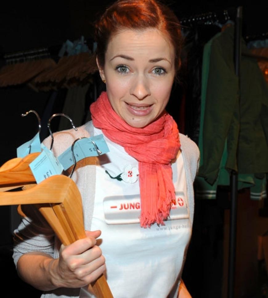 Moderatorin Loretta Stern arbeitet an der Gaderobe