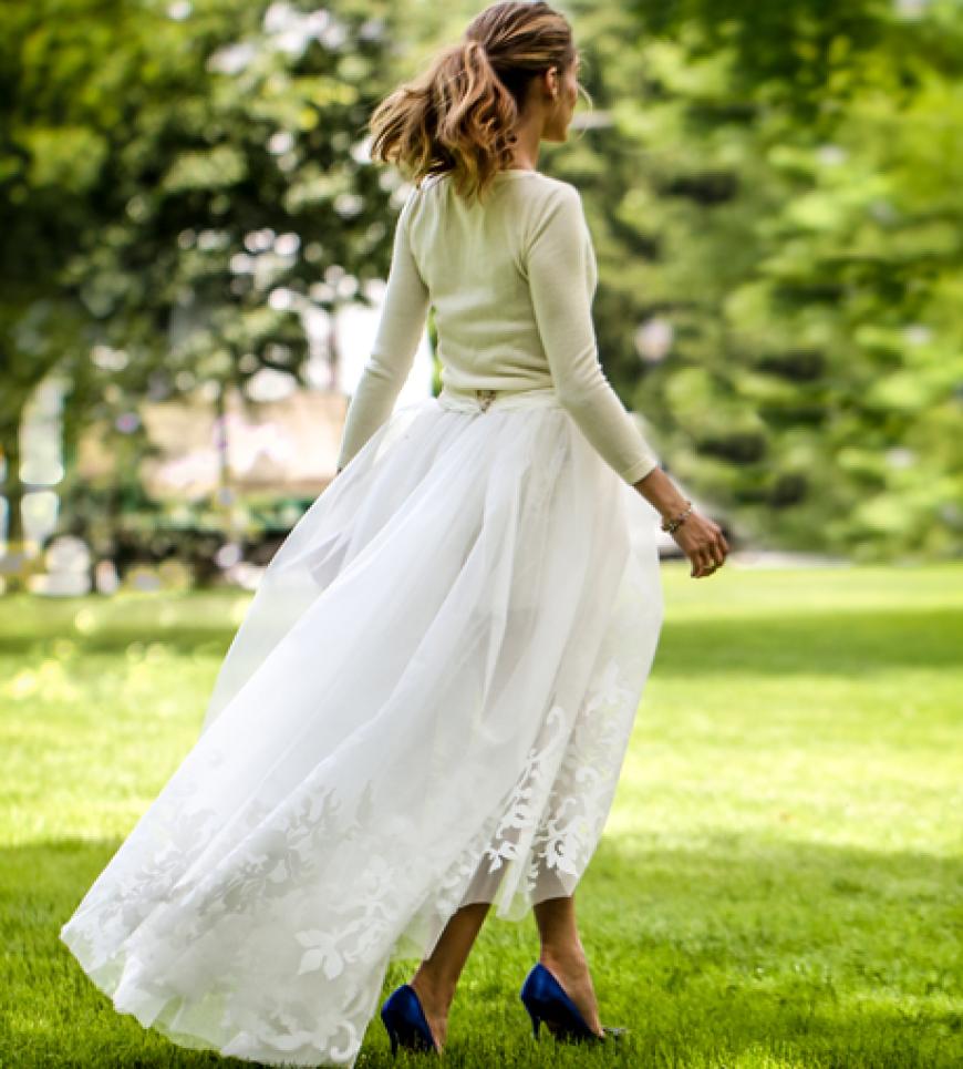 Wow, was für ein Look! Zu ihrer Hochzeit trug Olivia ein außergewöhnliches Outfit: einen Cashmere-Pullover der Designerin Carolina Herrera. Komplettiert wurder der Look mit einem Tüllrock und einer weißen Shorts - ebenfalls beides von Herrera. Ganz nach Tradition etwas Blaues zu tragen, entschied sie OP für blaue Heels von Manolo Blahnik