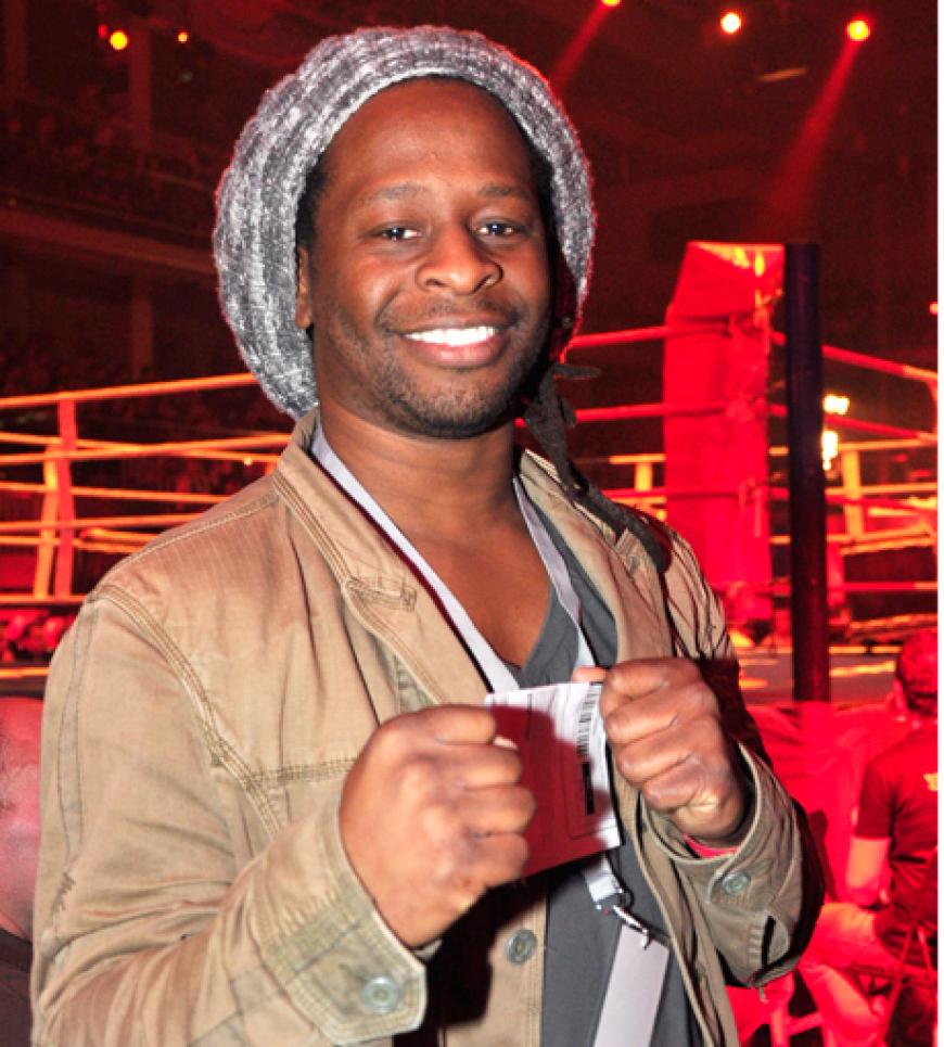 Auch Moderator Mola Adebisi präsentierte sich in Boxer-Pose