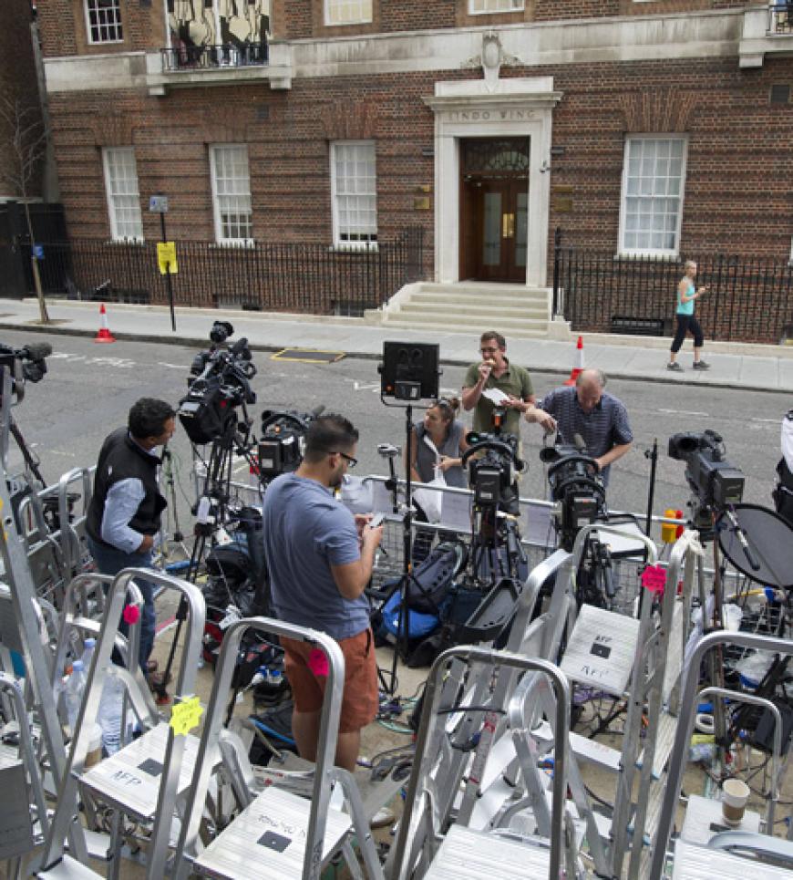 Endlich! Die Geburt des zukünftigen britischen Thronfolgers steht offenbar endlich unmittelbar bevor. Wie der Buckingham Palace am frühen Morgen, 22. Juli, mitteilte, wurde Mama Catherine 'Kate' Middleton ins Krankenhaus gebracht. Dort scharren die Journalisten schon mit den Füßen...