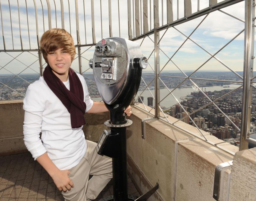 2009 posierte er auf dem Empire State Building in New York - sein zweiter Vorname lautet Drew