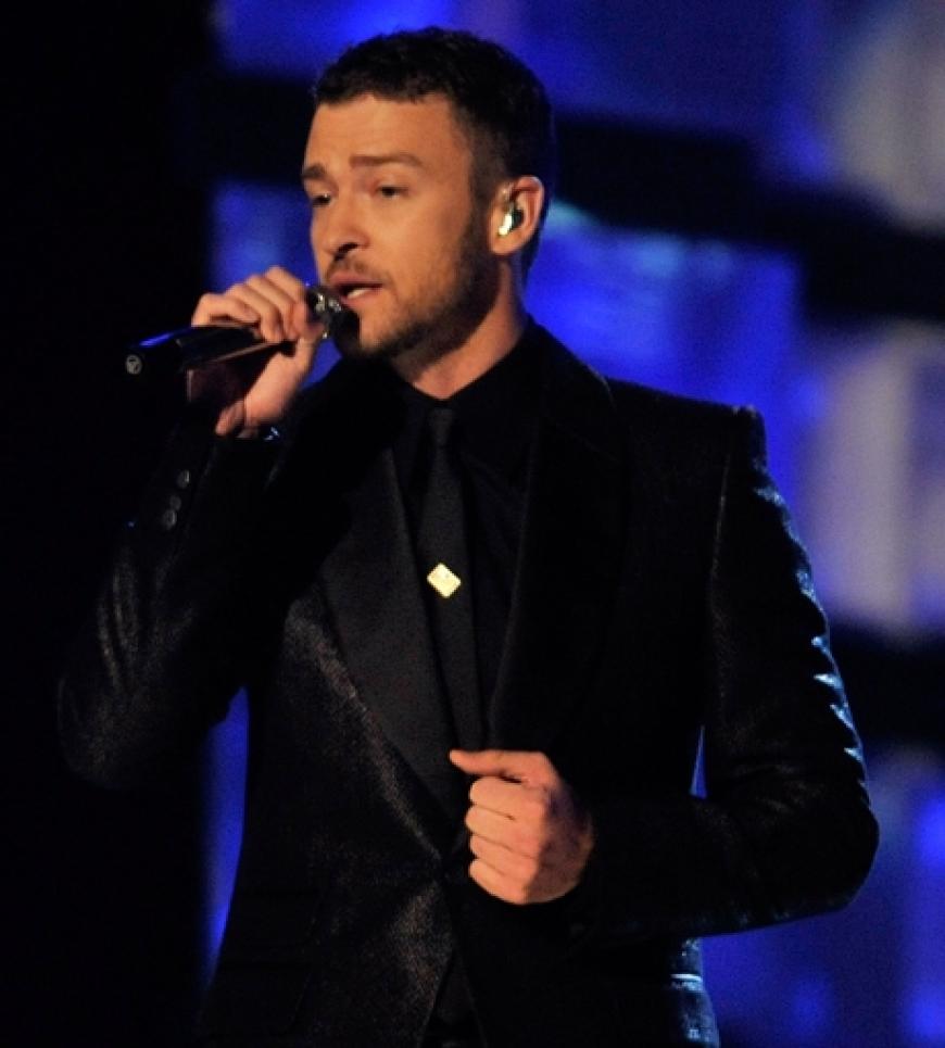 Justin Timberlake sprang kurzfristig für Rihanna und Chris Brown ein. Brown wurde am Sonntagabend unter dem Verdacht verhaftet, seine Freundin verprügelt zu haben.