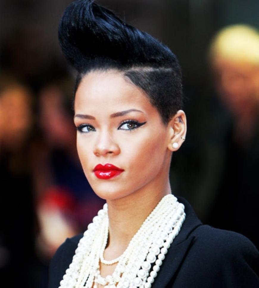 Rihanna schaute dagegen eher düster in die Kameras