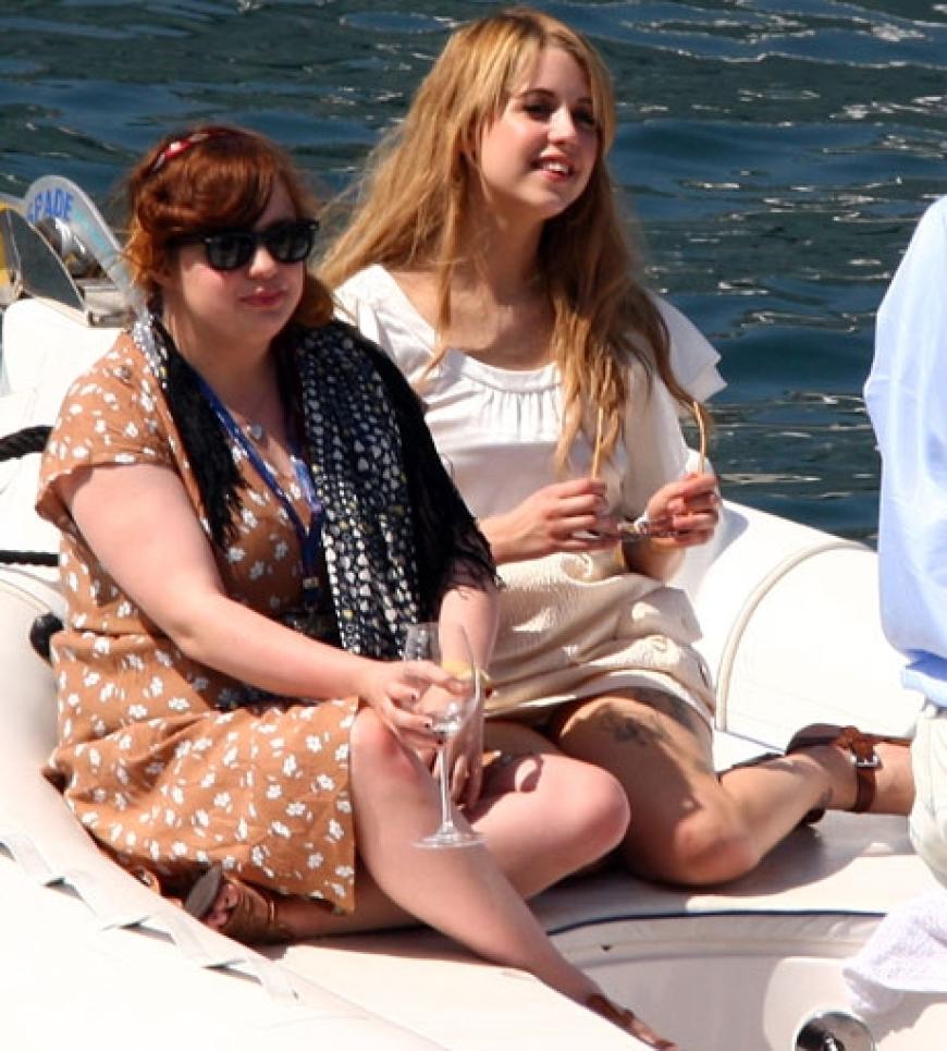 Peaches Geldof geniesst mit einer Freundin die Sonne