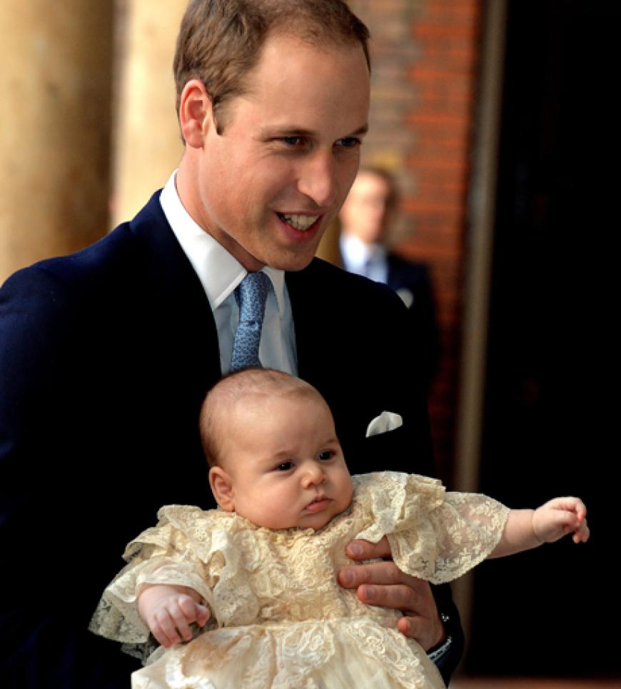 Der süße Thronfolger trägt das traditionelle Kleid der Windsors, Papa William einen klassischen Anzug und eine himmelblaue Krawatte. Zwar schaut Klein-George etwas grimmig aus der Wäsche...