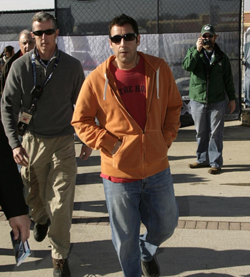 Im Schlabberlook kaum zu erkennen - doch auch das ist ein echter Hollywood-Star: Adam Sandler