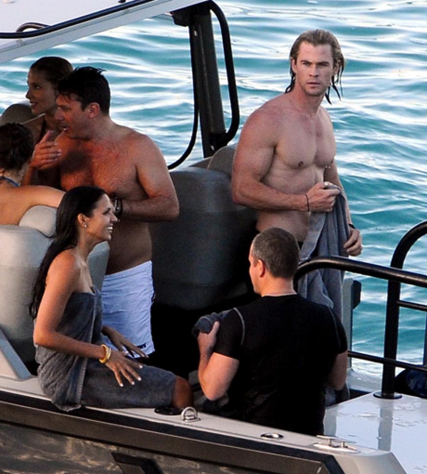 Gemeinsam mit seiner schwangeren Freundin Elsa Pataky und Freunden urlaubt Hollywood-Schnuckel Chris Hemsworth