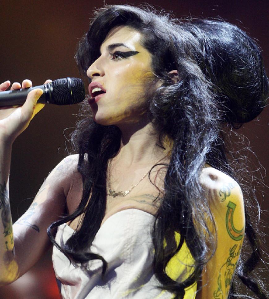 Nicht nur musikalisch machte Amy von sich reden: Auch ihr außergewöhnlicher Look machte sie berühmt. Sogar Modezar Karl Lagerfeld übernahm bei einer Chanel-Modenschau das Make-up und den Beehive.