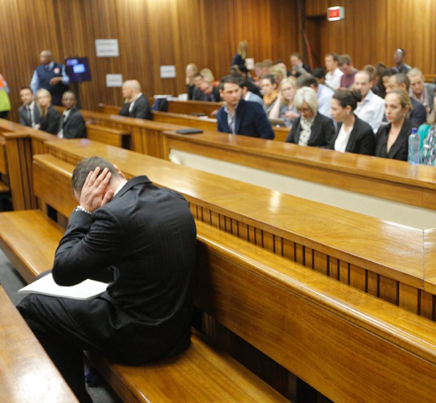 Oscar Pistorius kann die Anschuldigungen nicht ertragen und hält sich die Ohren zu