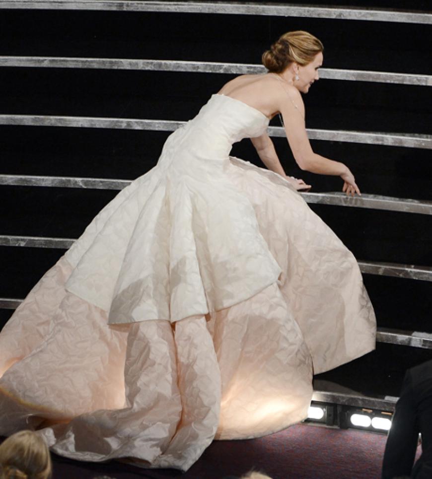 Peinlicher Patzer:´ Jennifer Lawrence fällt auf dem Weg zu ihrem Oscar die Stufen hoch