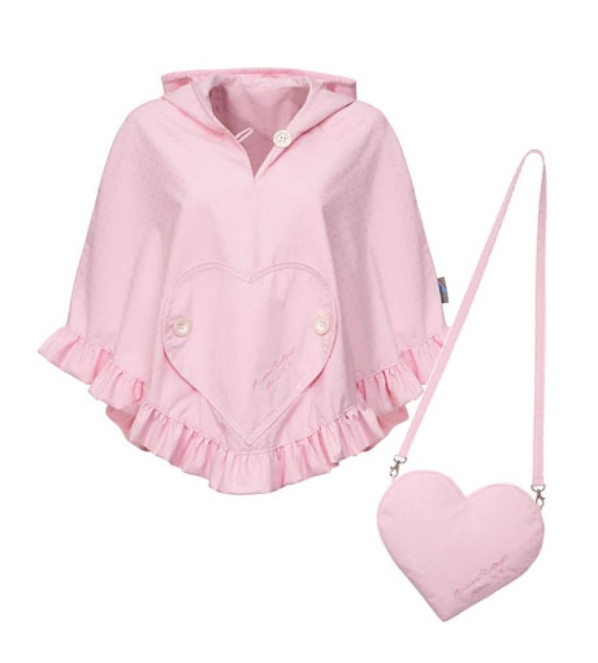 Wasserdichtes Dirndl-Cape von Sympatex. Besonderes Highlight: Es ist in einer Herz-Tasche verstaubar, ca. 70 Euro