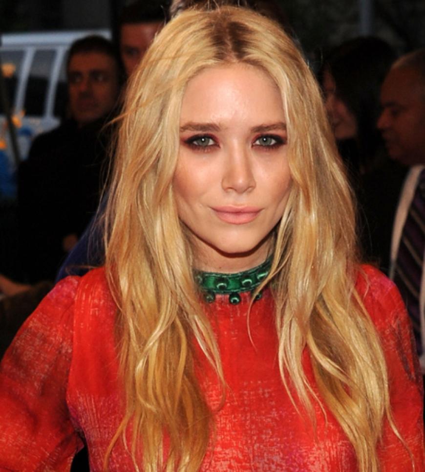 Mary-Kate Olsen blieb sich ihrem Stil treu und trug ein Kleid von Givenchy Haute Couture im Vintage-Look