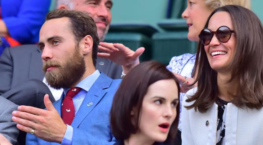 Und da ist auch Kates Schwester, Pippa Middleton! Wenn man genau hinguckt, entdeckt man in ihrer Nähe noch ein TV-Gesicht.
