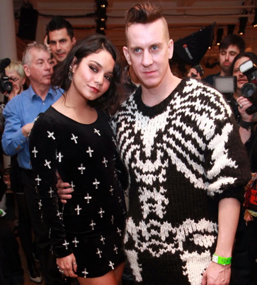Fashion-Girl Vanessa Hudgens stellt sich mit Designer Jeremy Scott für ein Erinnerungsfoto auf