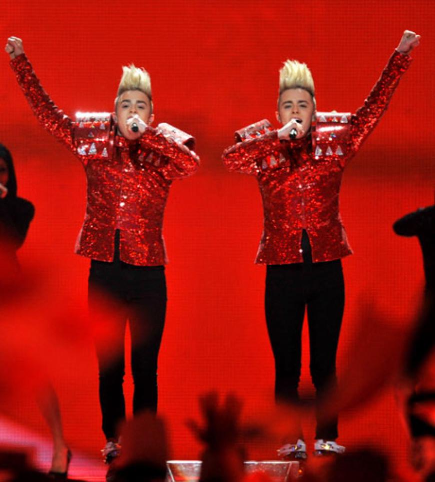 Die Zwillinge John und Edward gelten als die großen Favoriten des ESC-2011