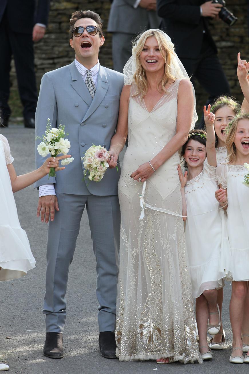 Kaum ein Star heiratete so romantisch-unkonventionell wie Kate Moss ihren Jamie Hince. Am 1. Juli 2011 feierten sie ihre Hochzeit als Festival - ein rauschendes Fest ganz im Sinne der Rock'n-Roll-Stars. Schneidern ließ sich die Model-Ikone ihr Wow-Kleid im 20er-Jahre-Stil von John Galliano. Bravo!