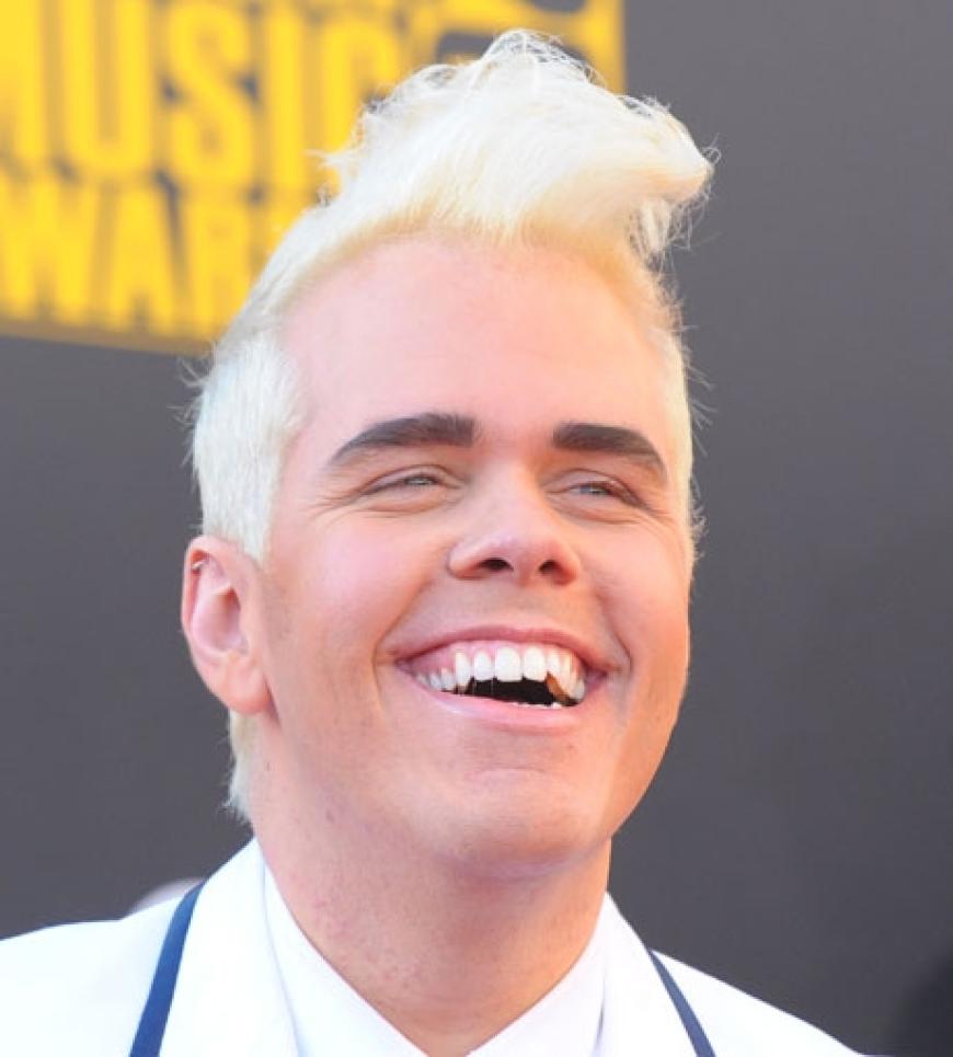 Promi-Blogger Perez Hilton mit blonder Elvis-Tolle auf dem Kopf