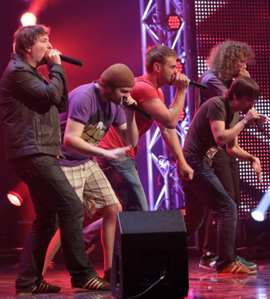 Die A Capella-Gruppe YeoMen aus Berlin performen einen eigenen Song und kommen prompt weiter