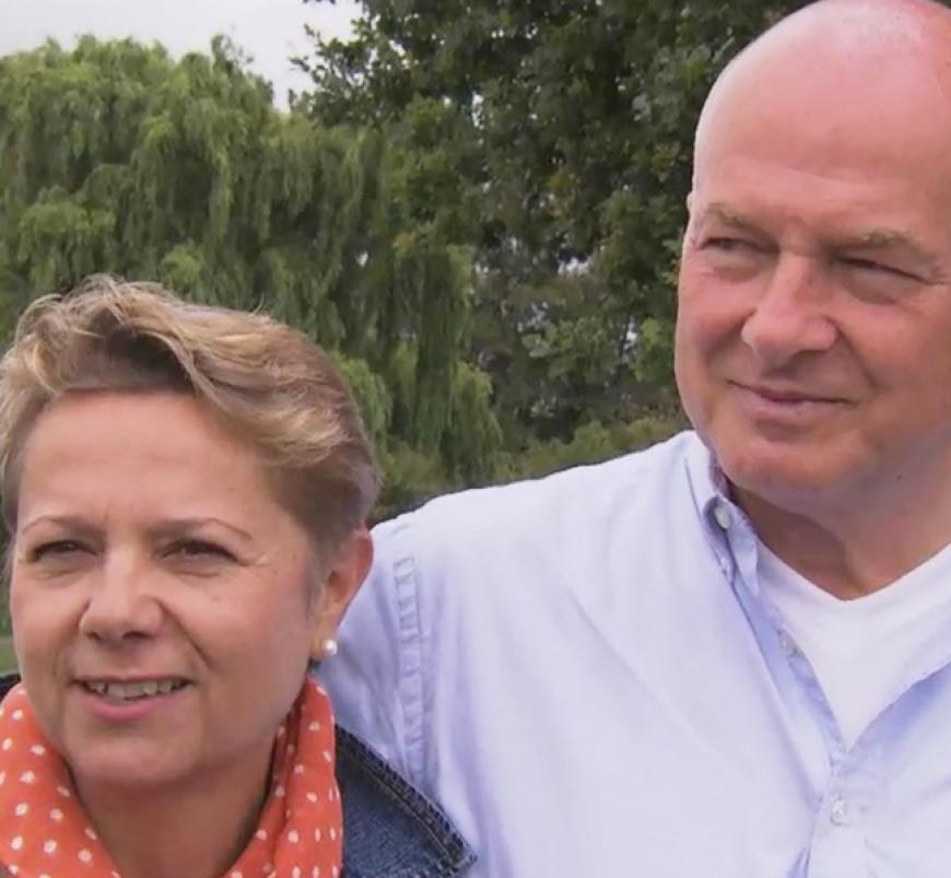 Christians Eltern Klaus (r.) und Friedericke (l.) sind gespannt darauf, die zwei Finalistinnen kennenzulernen