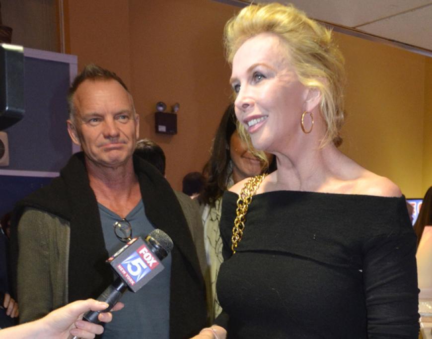 Sting ganz stolz: Seine Ehefrau, Trudie Styler, beanwortet brav die Fragen der Journalisten