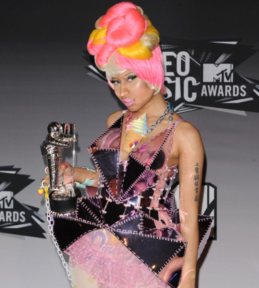 Hat Lady Gaga etwa eine Nachahmerin gefunden? Nicki Minaj posiert für die Kameras - und mit ihrem Award