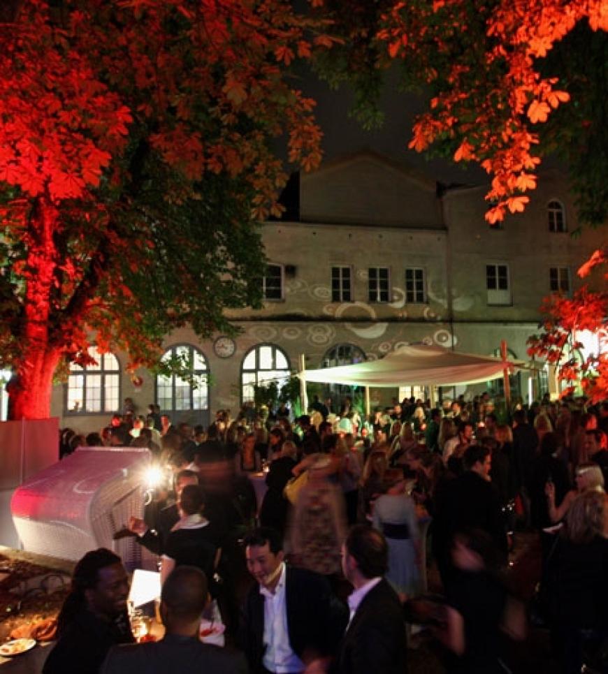 Im Innenhof der Münchner Praterinsel wurde an gemütlichen Stehtischen über aktuelle Filmprojekte gesprochen. Dröger Business-Talk? Von wegen!
