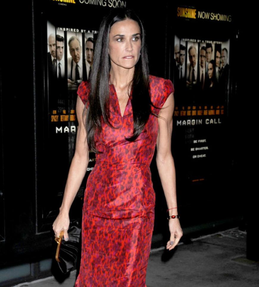 Sorgen mussten wir uns auch um Demi Moore, die nach der Trennung von Ashton Kutcher immer mehr abstürzte und abmagerte. Völlig entkräftet ließ sich die 50-Jährige in einer Rehab behandeln. Doch auch das nützte offenbar wenig: Demi ist immer noch von der Rolle, stürzt sich in Partys und unheilvolle Affären mit Toyboys. Kopf hoch, Demi!