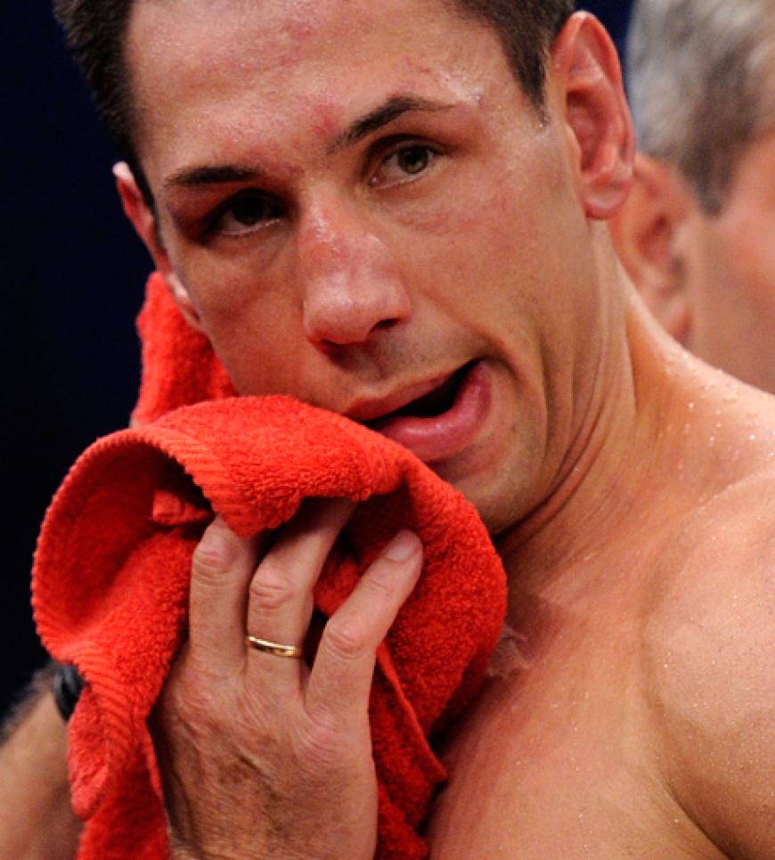 Harter Kampf für Felix Sturm. Obwohl es für ihn zunächst nicht gut aussah, konnte er den Kampf am Ende für sich gewinnen und verließ den Ring als neuer und alter WBA-Weltmeister