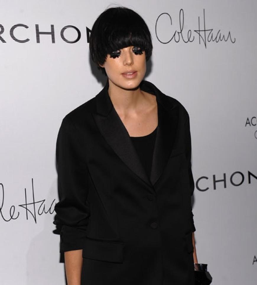 Topmodel Agyness Deyn musste sich besonders anstrengen, um noch aufzufallen. Sie klebte sich schwarze Federn unter die Augen