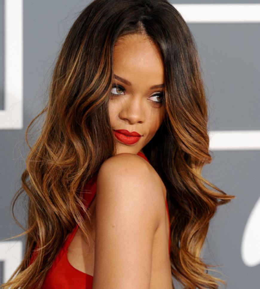 Ladylike: Rihanna bei den Grammys. Ob die aufgefrischte Liebe zu Chris Brown etwas mit ihrem tollen Look zu tun hat?