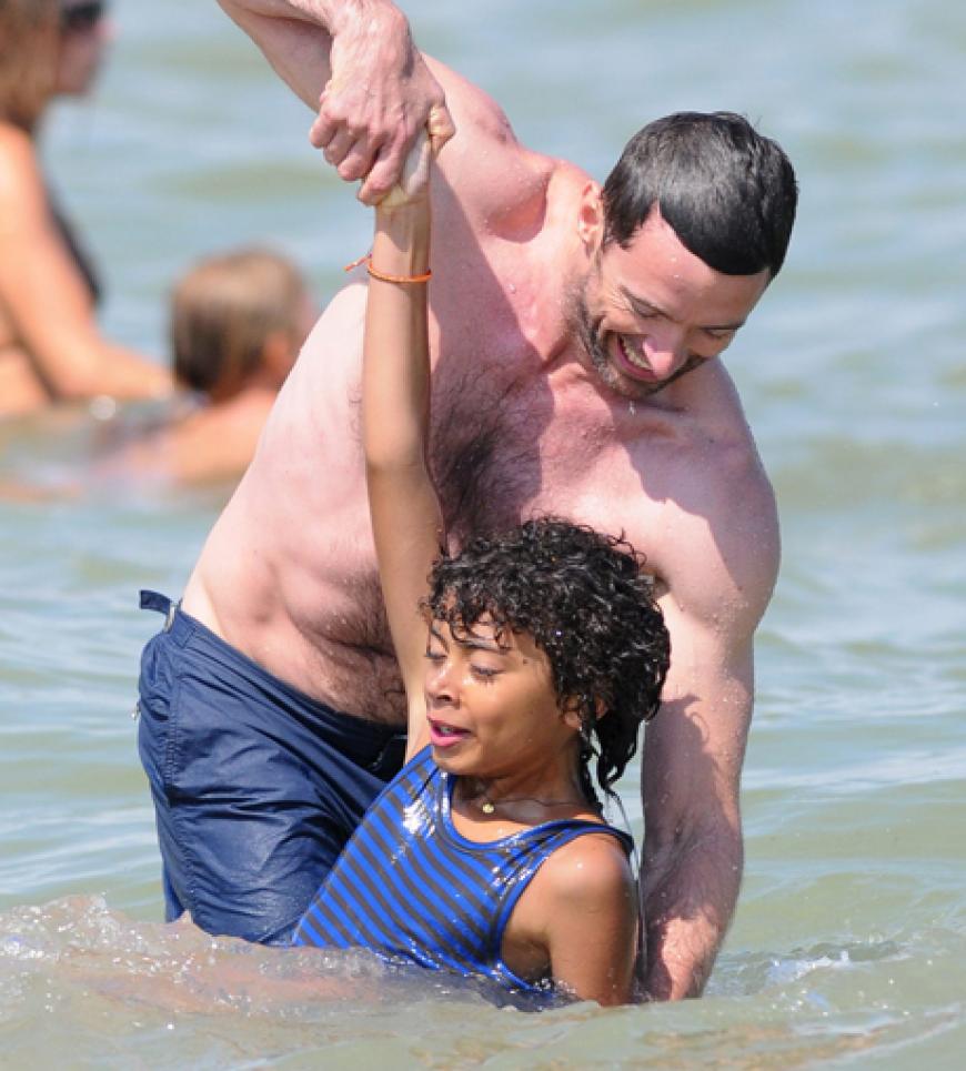 Inzwischen eine richtige Familie: Hugh Jackman mit Oscar am Strand von St. Tropez