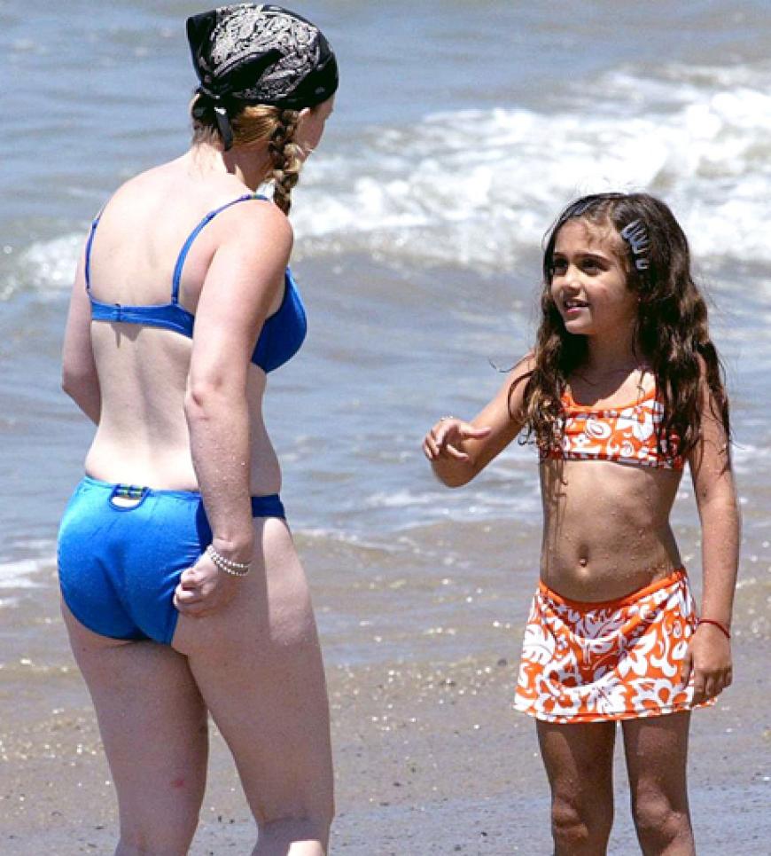 Im Badeurlaub: Die kleine Lourdes genießt die Sonne und das süße Promi-Kinder-Leben