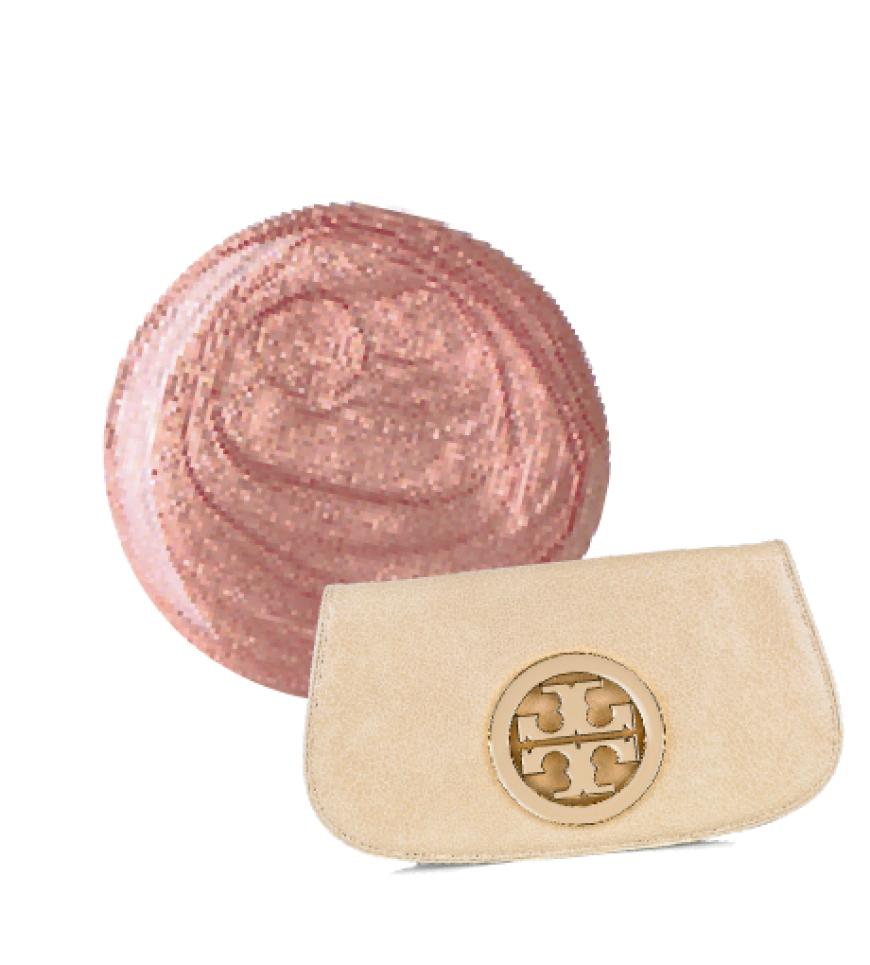 Cremefarben von Tory Burch über net-a-porter, ca. 295 Euro. Dazu passt: „Golden Gleam“ von Koh, ca. 20 Euro