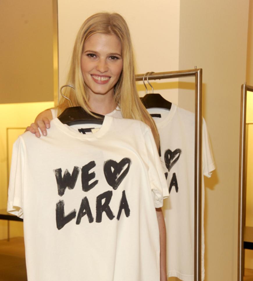 Wenn in New York die Fashion Week steigt, kommen die Stars in Scharen. Ob Store-Party oder Frontrow - Lara Stone, Justin Bieber, Sarah Jessica Parker und Co. sind dabei!