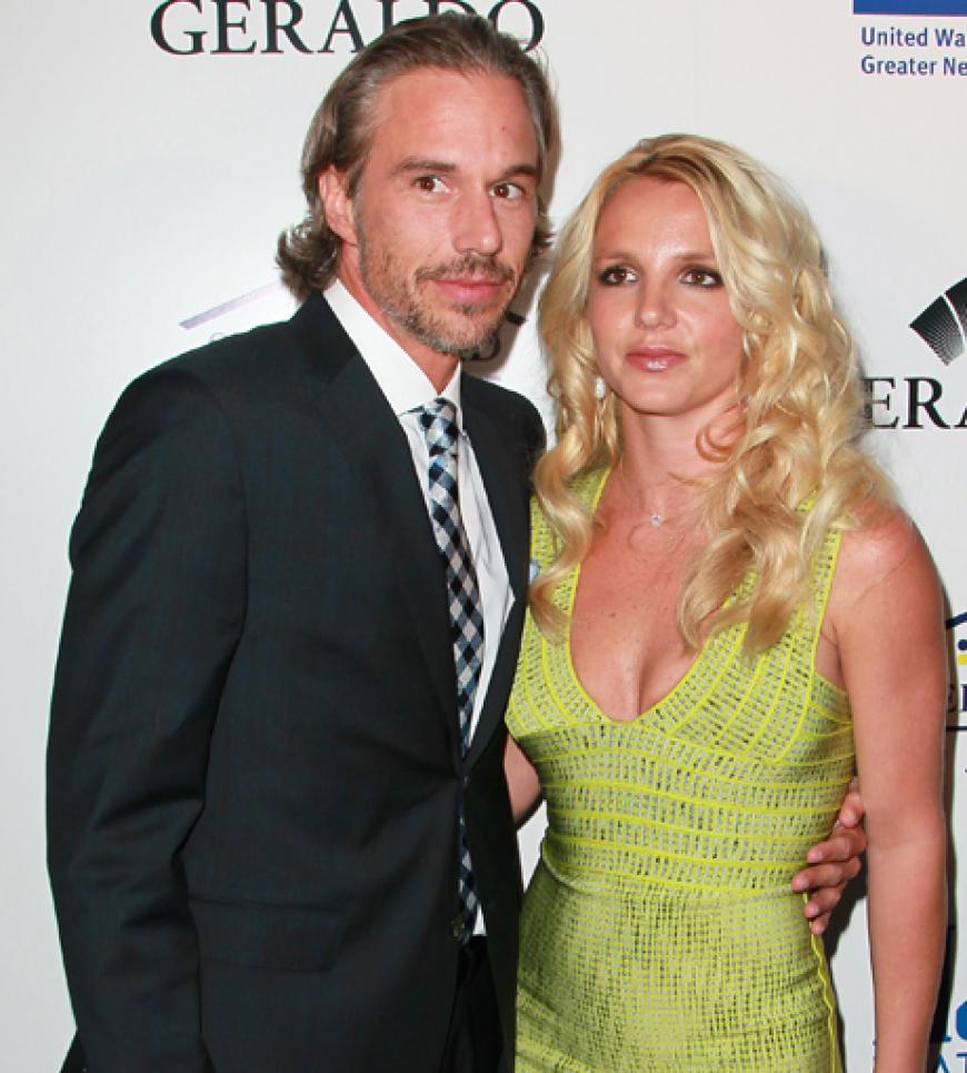Aber nicht nur beruflich läuft es für Britney wie geschmiert - auch privat hat sie ihre große Liebe, ihren ehemaligen Agenten, Jason Trawick gefunden
