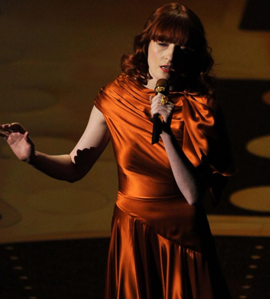 Florence Welch singt den Titelsong zu