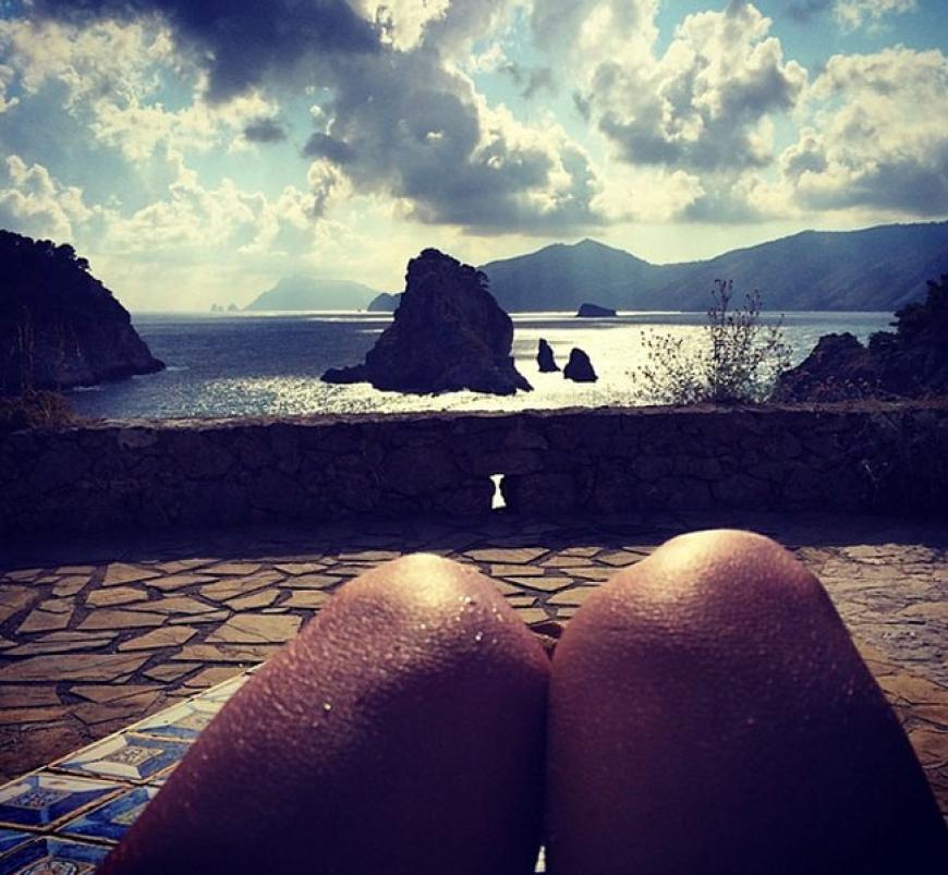 Herrliche Aussicht: Heidi Klum lässt sich die Sonne auf die Knie scheinen ...